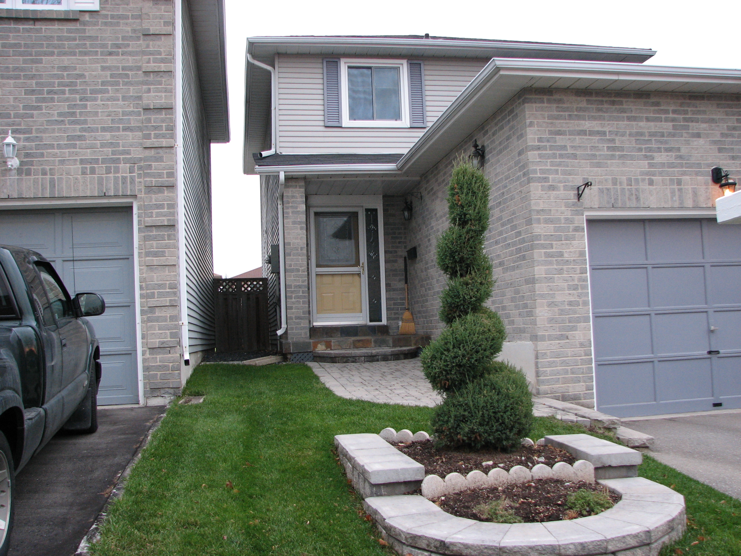 564 Cobblehill outside-1.JPG